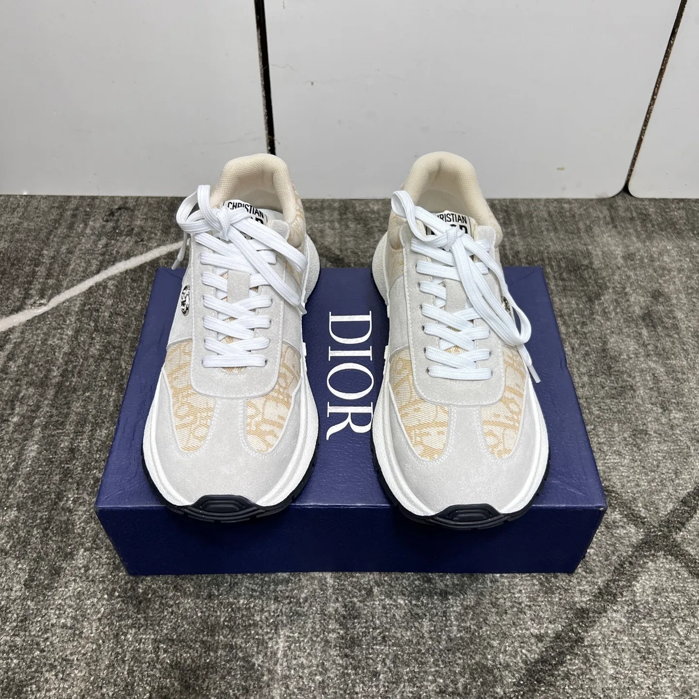 Factory price: 438💰【DIAo·Dior】Original quality.~ Unique modern style sneakers. 🏃A must-have casual shoe for trendy men😍😍 Original brand imported from Italy, imported original leather, sheep lining (refuses to discolor and grind feet) Sole: Original sole provided by the original factory, French lazy style design ⚠️Fit to the feet, original quality, super comfortable original sole. It’s like shooting the real thing 🎬The real thing is better, high-quality sneakers, size: 38-44, custom-made 45